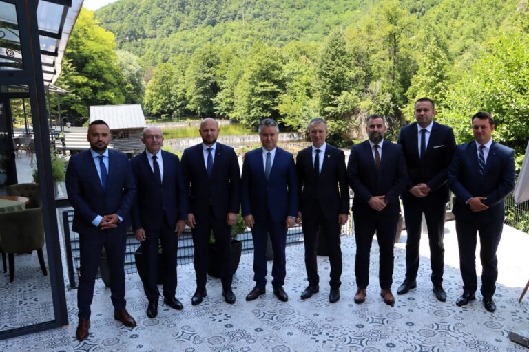 Pročitajte više o članku Predsjedavajući Skupštine HNŽ/K Džafer Alić učestvovao na Konferenciji predsjedavajućih županijskih/kantonalnih skupština u Bihaću