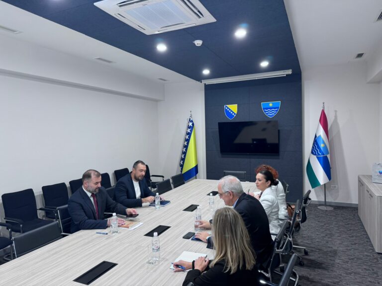 Pročitajte više o članku Ambasador OSCE-a Rick Holtzapple u posjeti Skupštini HNŽ-K