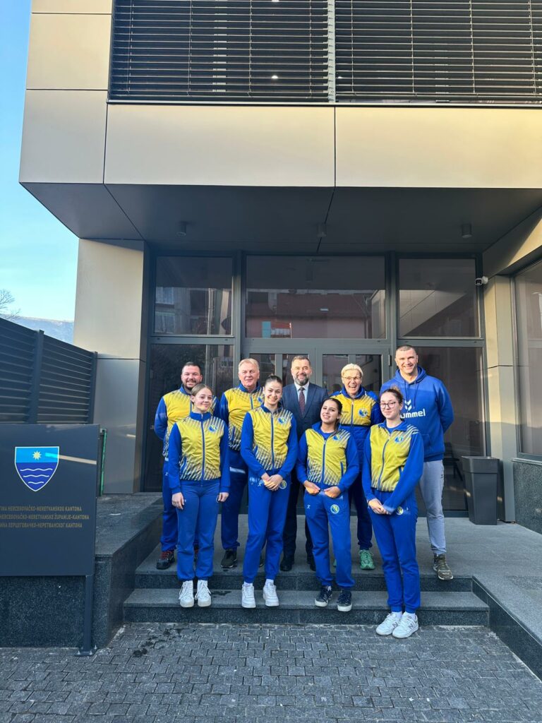 Pročitajte više o članku Predsjedavajući Skupštine Džafer Alić ugostio žensku kadetsku rukometnu reprezentaciju BiH