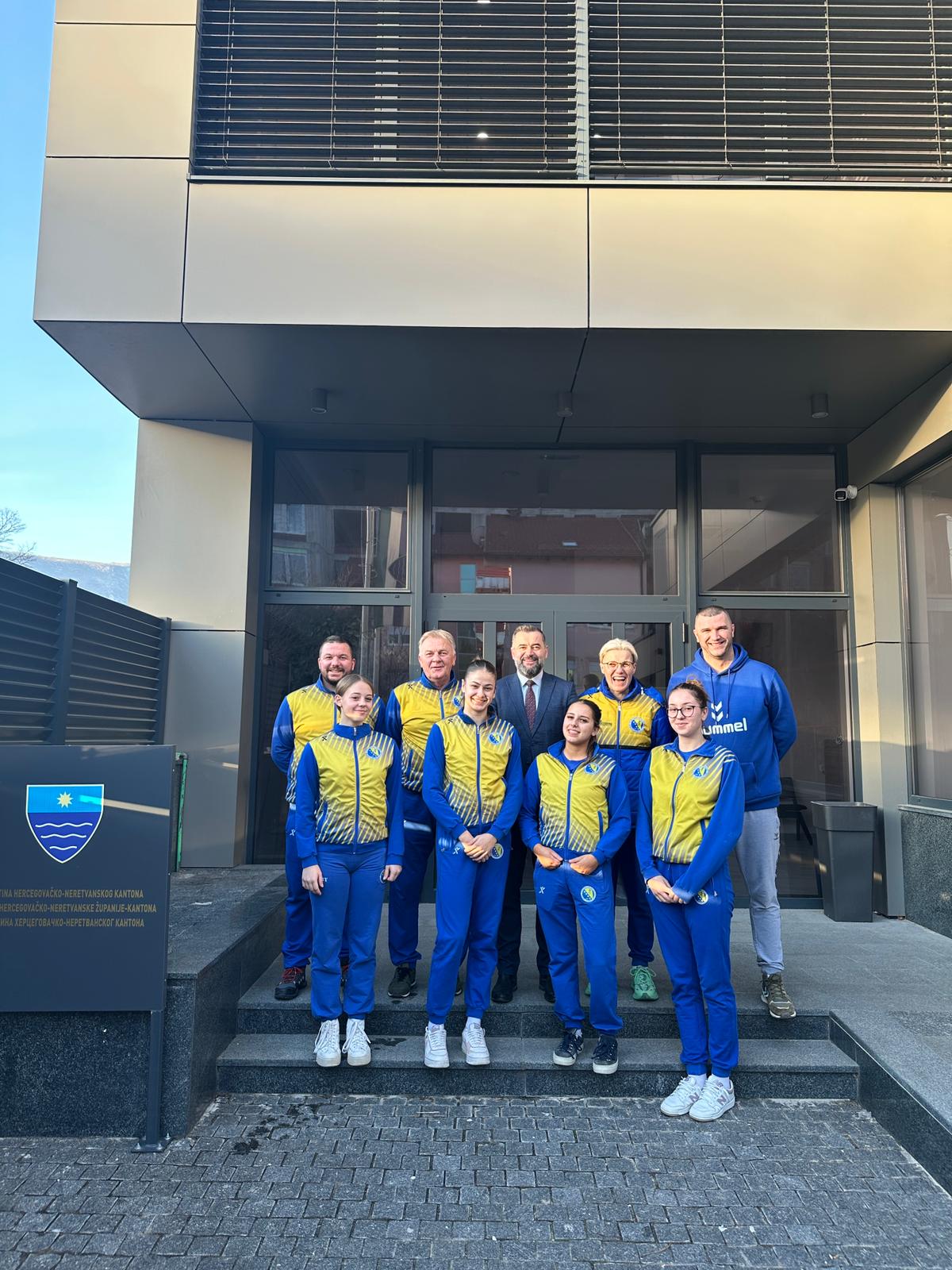 Pročitajte više o članku Predsjedavajući Skupštine Džafer Alić ugostio žensku kadetsku rukometnu reprezentaciju BiH