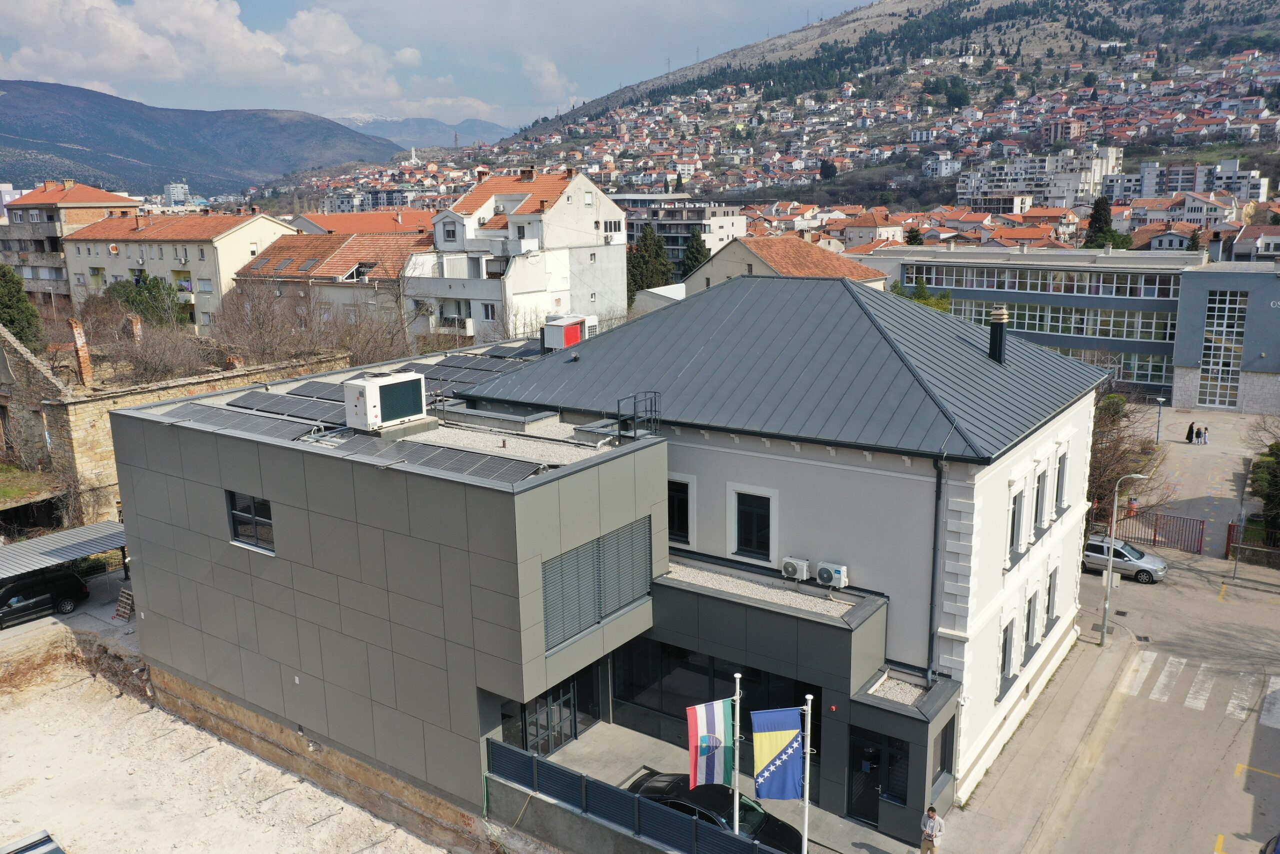 Pročitajte više o članku Solarna elektrana na zgradi Skupštine HNŽ-K zvanično puštena u rad